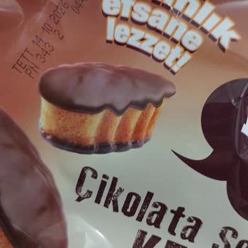 Casey Mini Çikolatalı Kek Paketi İçinde Isırılmış Yarım Kek