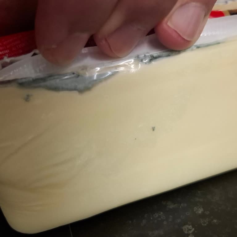 Altın Kılıç Kaşar Peyniri Son Kullanma Tarihi Geçmemiş Olmasına Rağmen Küflü Çıktı