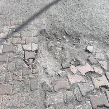 Avcılar Ceyhan Sokakta Tekrarlanan Yol Çökmesi Güvenliği Tehlikeye Atıyor
