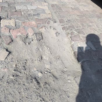 Avcılar Ceyhan Sokakta Tekrarlanan Yol Çökmesi Güvenliği Tehlikeye Atıyor