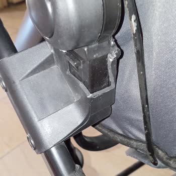 Kırık Bebek Arabası Güvenlik Riski Ve Garantili Çözüm Talebi