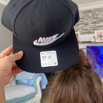 Nike Şapka Görseli Yanıltıcı, Siyah Model İçin Fiyat Farkı İstenmemeli
