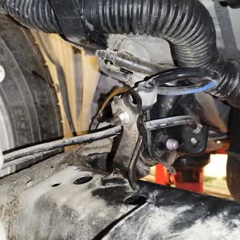 Akaryakıt İstasyonunda Fren Hortumu Demir Parçasının Eğilmesi