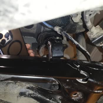 Akaryakıt İstasyonunda Fren Hortumu Demir Parçasının Eğilmesi