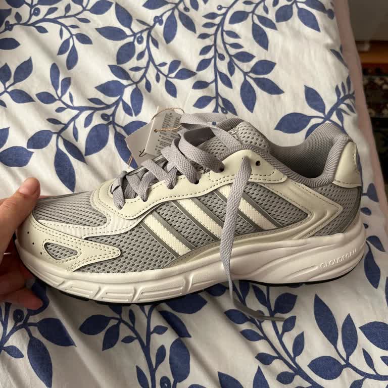 İlan Renginde Parlak Gri Olan Ayakkabı Gönderilmedi, Fiyat Farkı Mağduriyeti