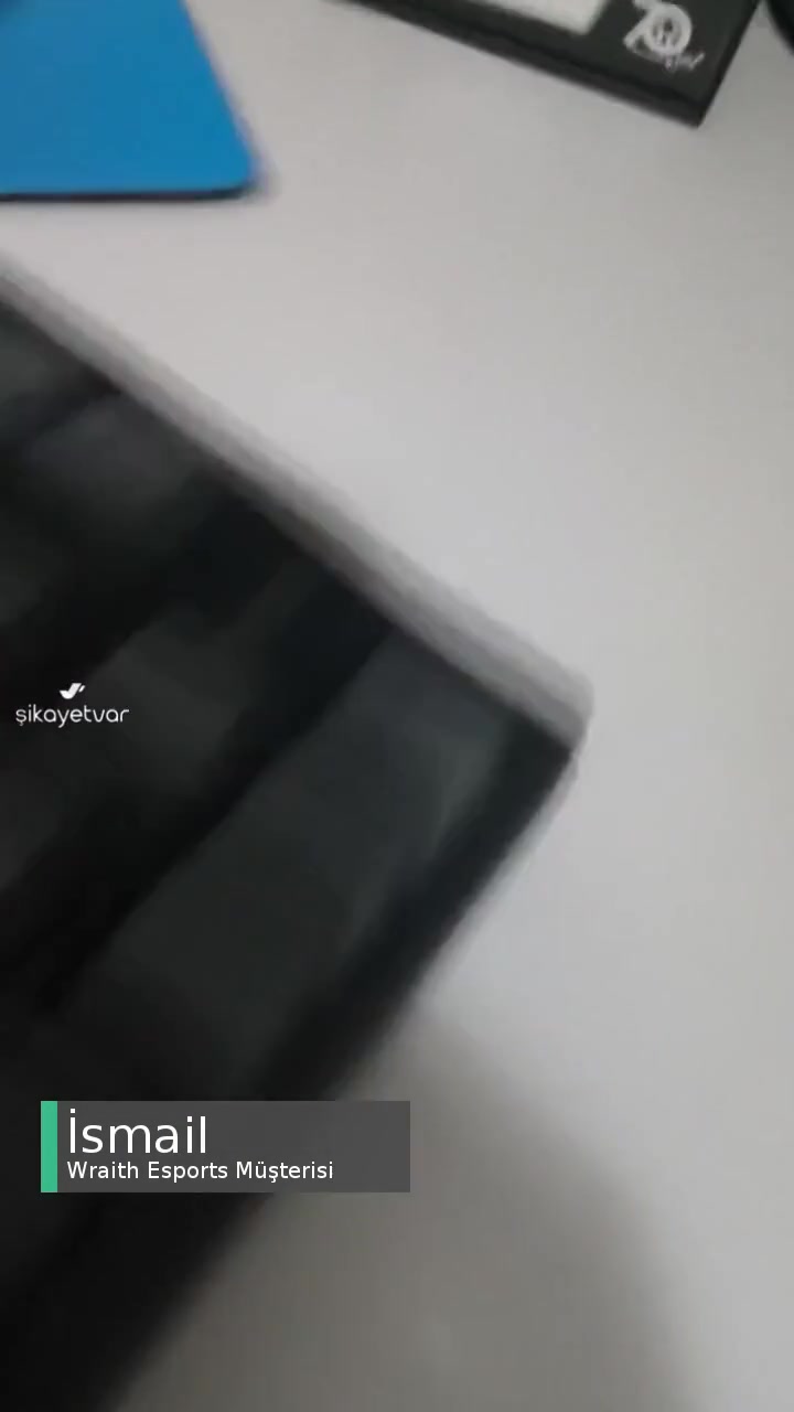 Wraith Esports Sağ Tarafı Havada Ve Arkasında Hareket Eden Bir Parça Olan Klavye videonun kapak resmi
