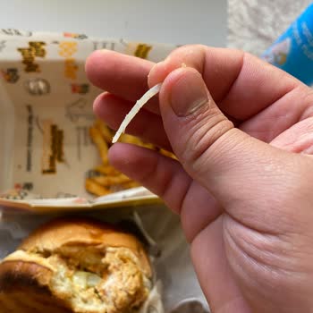 Hamburgerde Plastik Parça, Ayranda Süresi Geçmiş Ürün