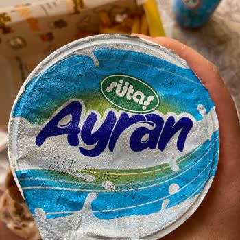 Hamburgerde Plastik Parça, Ayranda Süresi Geçmiş Ürün