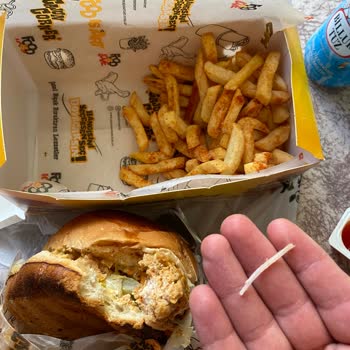 Hamburgerde Plastik Parça, Ayranda Süresi Geçmiş Ürün