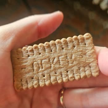 Ülker Sütlü Çikolatalı Kremalı İkram Bisküvisi Pakette Bozuk Şekil