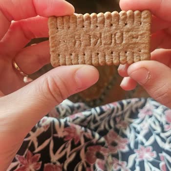 Ülker Sütlü Çikolatalı Kremalı İkram Bisküvisi Pakette Bozuk Şekil