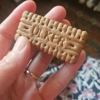Ülker Sütlü Çikolatalı Kremalı İkram Bisküvisi Pakette Bozuk Şekil