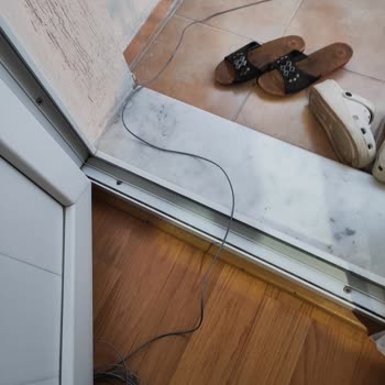 Balkondan Geçirilen Kablo Kapıyı Kapatmıyor Ve Güvenlik Riskine Yol Açıyor