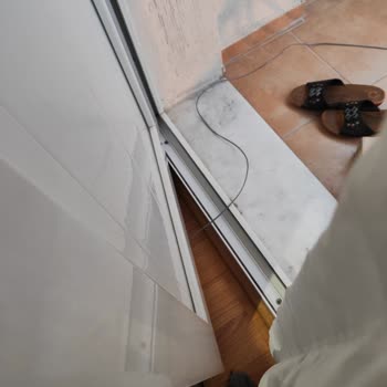 Balkondan Geçirilen Kablo Kapıyı Kapatmıyor Ve Güvenlik Riskine Yol Açıyor