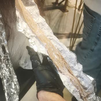 Saç Açma Ve Boyama İşlemi 12 Saat Bekletildi, Sonuçta Ağır Yıpranma Ve Renk Hatası