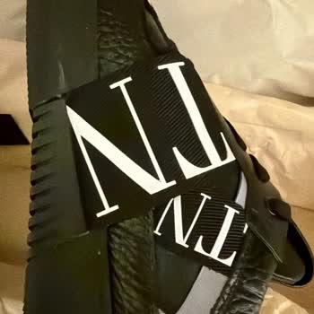 Açılmış Ve Lekeli Gönderilen Balenciaga Ve Valentino Ayakkabılarım Değiştirilsin