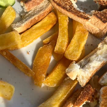 Mila Cafe Bistro Göksu’da Yanmış Tost Ve Yağlı Patatesle Kötü Hizmet