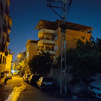 Defne Mahallesinde Sokak Aydınlatma Direği Sürekli Sönüyor Güvenlik Sorunu Oluşturuyor