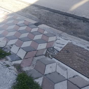 Altyapı Çalışması Sonrası Yol Ve Kaldırımda Tehlikeli Çukurlar