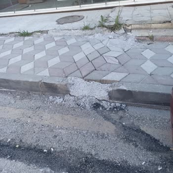 Altyapı Çalışması Sonrası Yol Ve Kaldırımda Tehlikeli Çukurlar