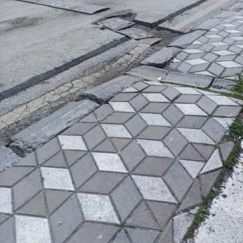 Altyapı Çalışması Sonrası Yol Ve Kaldırımda Tehlikeli Çukurlar