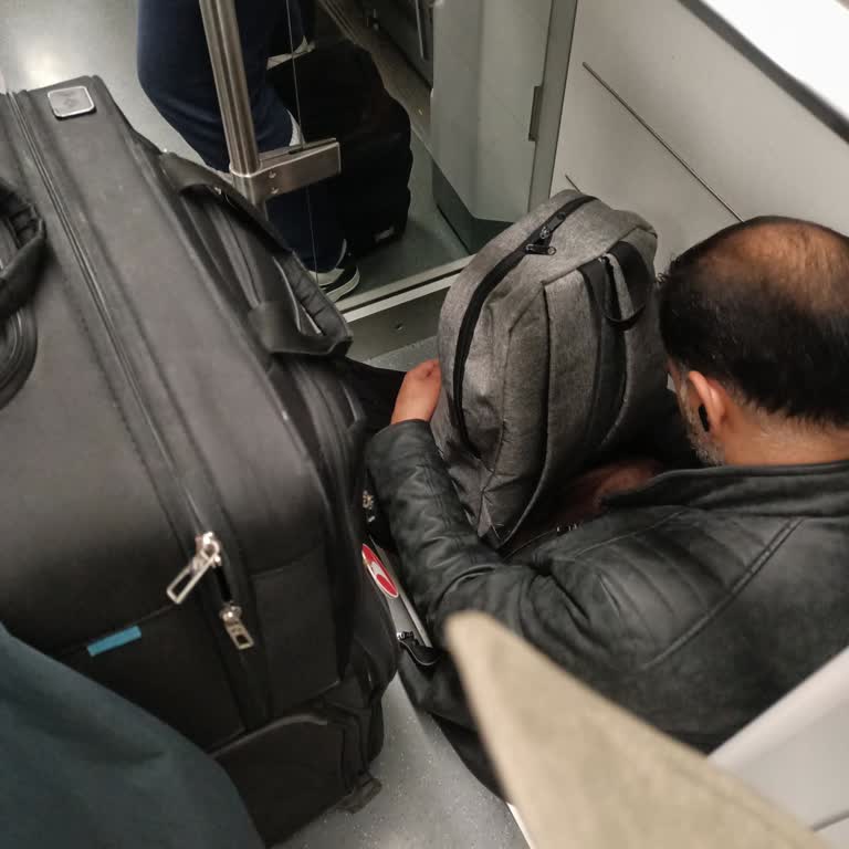 Metro Valiz Bölümüne Oturan Yolcular Bagaj Alanını Kısıtlıyor