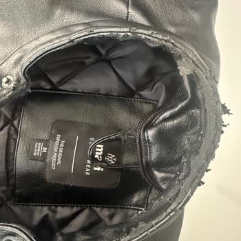 Mavi Deri Montun Derisi Soyuluyor Ve Yırtılıyor