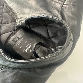 Mavi Deri Montun Derisi Soyuluyor Ve Yırtılıyor