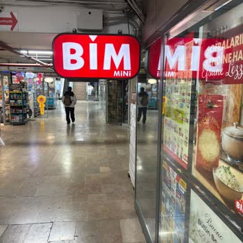 BİM Şubesinde Düşük Tabela Çarpması Ve Personelin Saygısız Tutumu