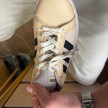 Adidas Ayakkabım 3 Ayda Sararıp İç Astarı Yırtıldı, FLO Çözüm Sunmadı