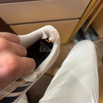 Adidas Ayakkabım 3 Ayda Sararıp İç Astarı Yırtıldı, FLO Çözüm Sunmadı