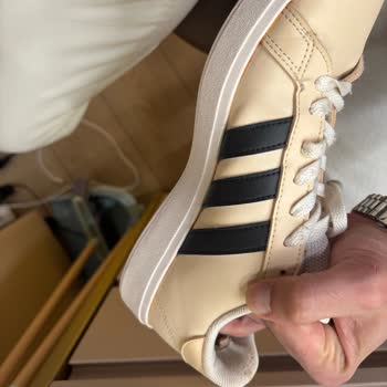 Adidas Ayakkabım 3 Ayda Sararıp İç Astarı Yırtıldı, FLO Çözüm Sunmadı