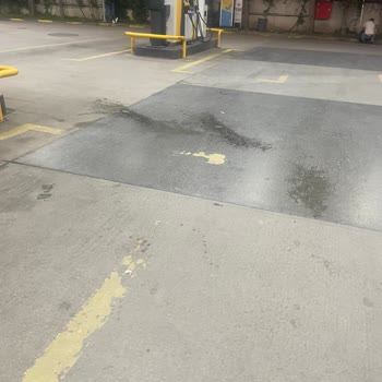 Opet İstasyonunda Uyarı İşareti Olmadan Dökülen Benzin Nedeniyle Ayak Kırıldı