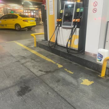 Opet İstasyonunda Uyarı İşareti Olmadan Dökülen Benzin Nedeniyle Ayak Kırıldı