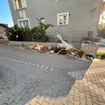 Altıeylül Dinkçiler Mahallesinde Katı Atıkların Alınmaması Ve Araç Lastiği Patlaması