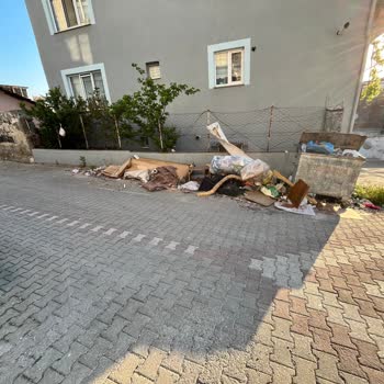 Altıeylül Dinkçiler Mahallesinde Katı Atıkların Alınmaması Ve Araç Lastiği Patlaması