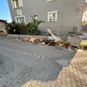 Altıeylül Dinkçiler Mahallesinde Katı Atıkların Alınmaması Ve Araç Lastiği Patlaması