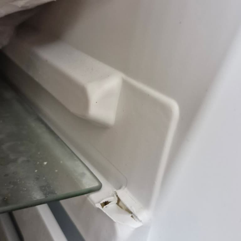 Üç Yıllık Derin Dondurucuda İç Raf Çatlaması Garanti Dışı