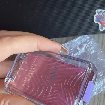 Hijyenik Olmayan Nyx Highlighter Ürünü İçinde Kıl Bulunması Ve Değişim Talebi