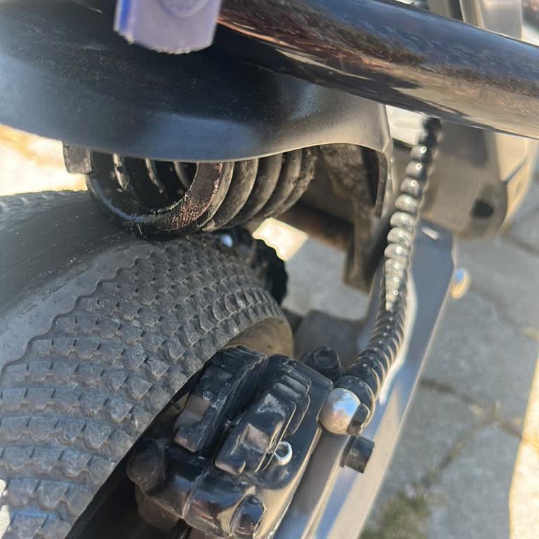 Onvo Elektrikli Scooter’da Ön Amortisör Aniden Kırıldı, Güvenliğim Tehlikeye Atıldı