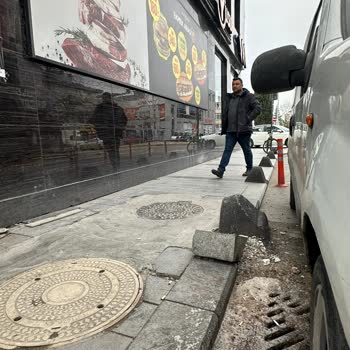 Köfteci Yusuf Şubesinin Uzun Süreli Sokak Yağ Dökülmesi Çevre Ve Yaya Güvenliğini Tehdit Ediyor