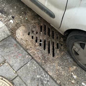 Köfteci Yusuf Şubesinin Uzun Süreli Sokak Yağ Dökülmesi Çevre Ve Yaya Güvenliğini Tehdit Ediyor
