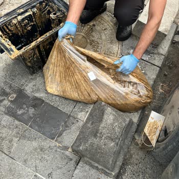 Köfteci Yusuf Şubesinin Uzun Süreli Sokak Yağ Dökülmesi Çevre Ve Yaya Güvenliğini Tehdit Ediyor