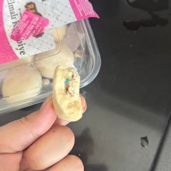 Şok Market Kurabiyesinde Mavi Plastik Parça Çıktı