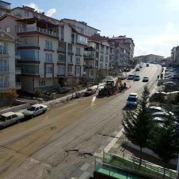 ASKİ'nin Yeraltı Suyu Açıklamasına Rağmen Bina Temelinde Şebeke Suyu Kaçağı