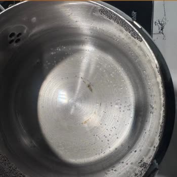 Paslanan Çaydanlık Ve Satıcının Sürekli Oyalaması