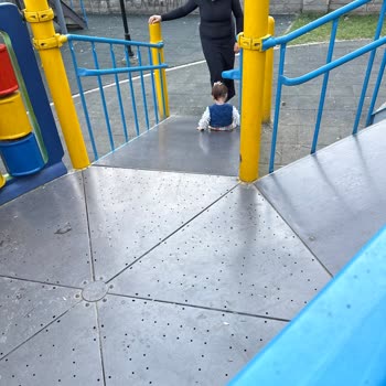 Parkta kaygan rampa ve eksik kaydırak sorunları