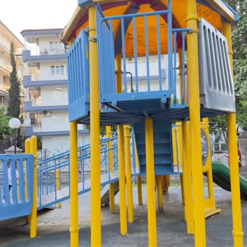 Parkta kaygan rampa ve eksik kaydırak sorunları