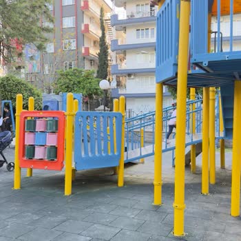 Parkta kaygan rampa ve eksik kaydırak sorunları