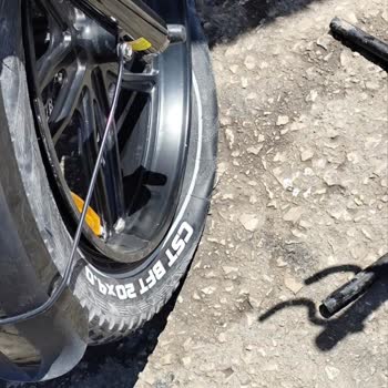 Van Belediyesi Yol Bakım İhmali Nedeniyle Öğrencinin Sürekli Lastik Patlamaları